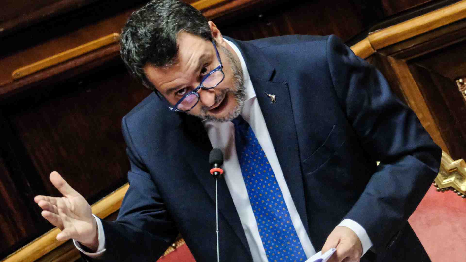 Immagine di Salvini al federale: "Espulso, chi parla". Luca Zaia: "Ci fai perdere voti con gli show sovranisti"
