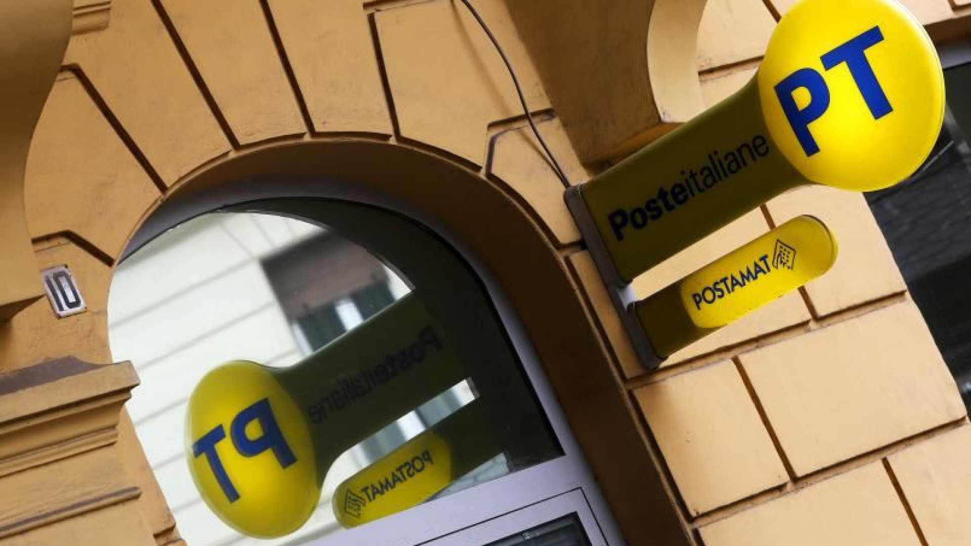 Immagine di Privatizzazione di Poste, no dei sindacati: «Tagli al personale e agli uffici»