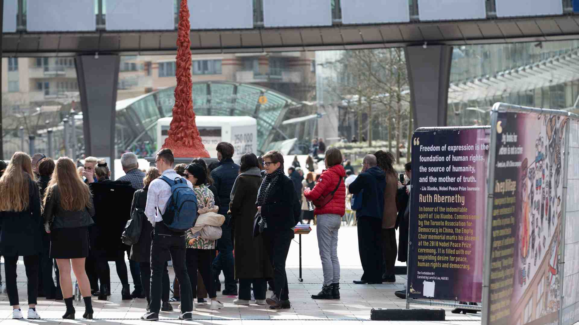Immagine di Davanti al Parlamento europeo c’è un messaggio per la Cina. E per D'Alema