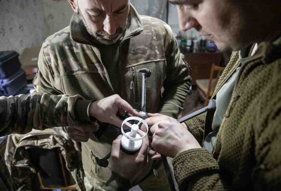 Ingegneri militari ucraini lavorano sull'adattamento dei droni civili per utilizzarli come dispositivi militari (Narciso Contreras/Getty Images)&nbsp;<br />