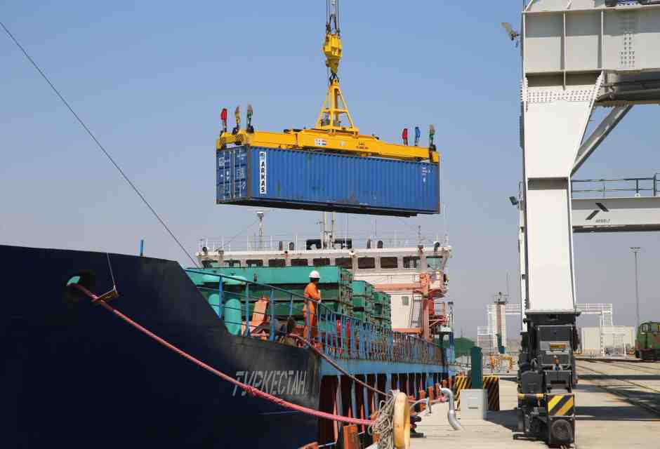 Una nave cargo si prepara a salpare sul Mar Caspio per raggiungere il Kazakistan, il Turkmenistan e l'Uzbekistan (Getty Images)&nbsp;<br />