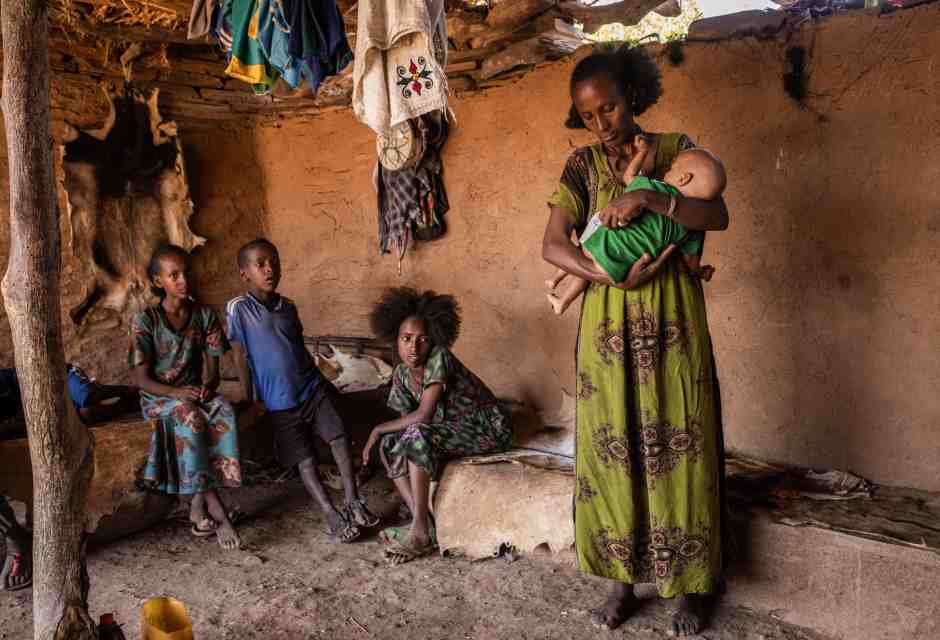 Muley Gebremedhin, 28 anni, tiene in braccio la figlia malnutrita di un anno nel distretto di Yechila. Tigray, Etiopia (Foto di Ed Ram/Getty Images)&nbsp;<br />