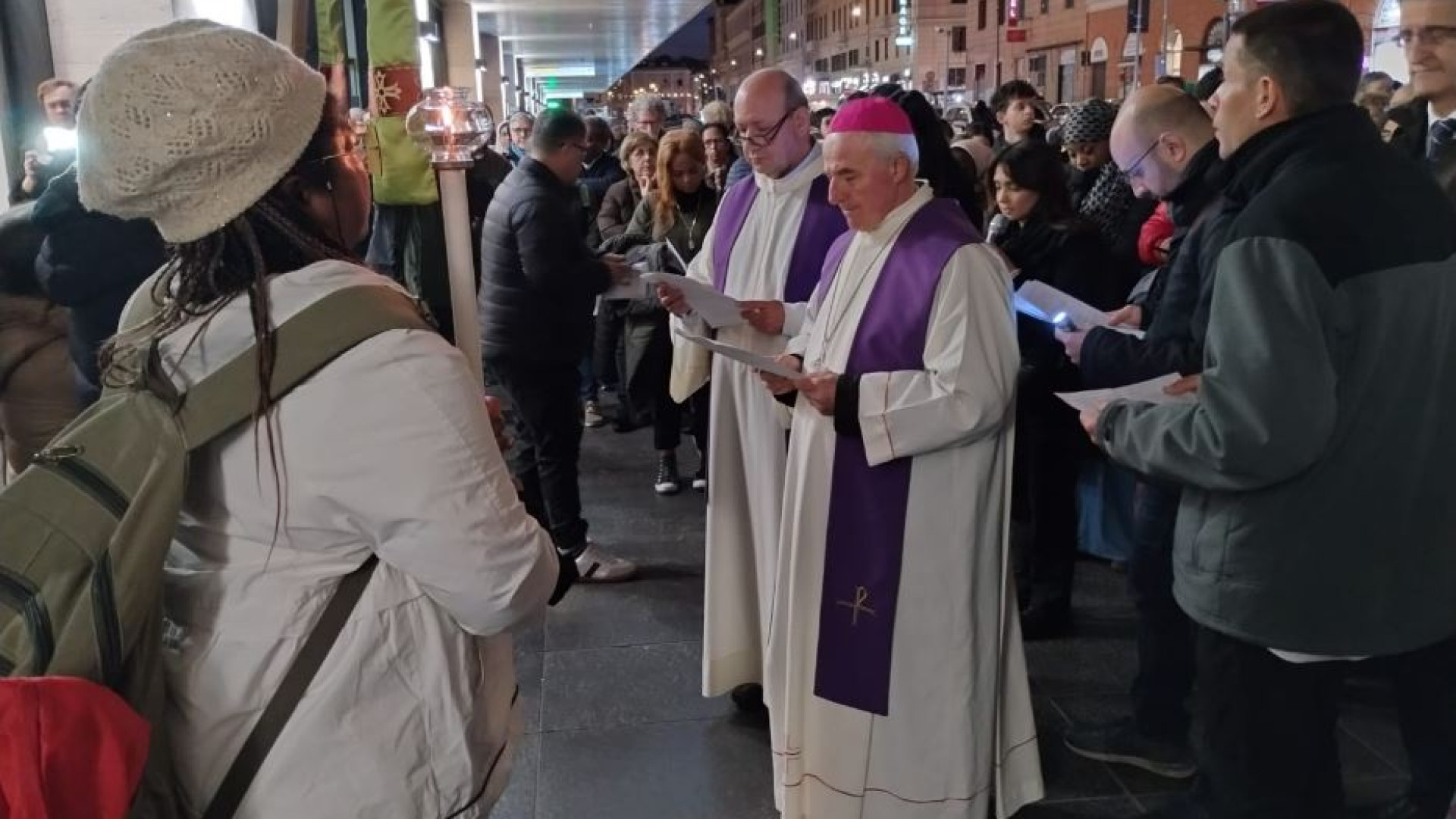Immagine di La Via Crucis dei senza dimora davanti alla Stazione Termini