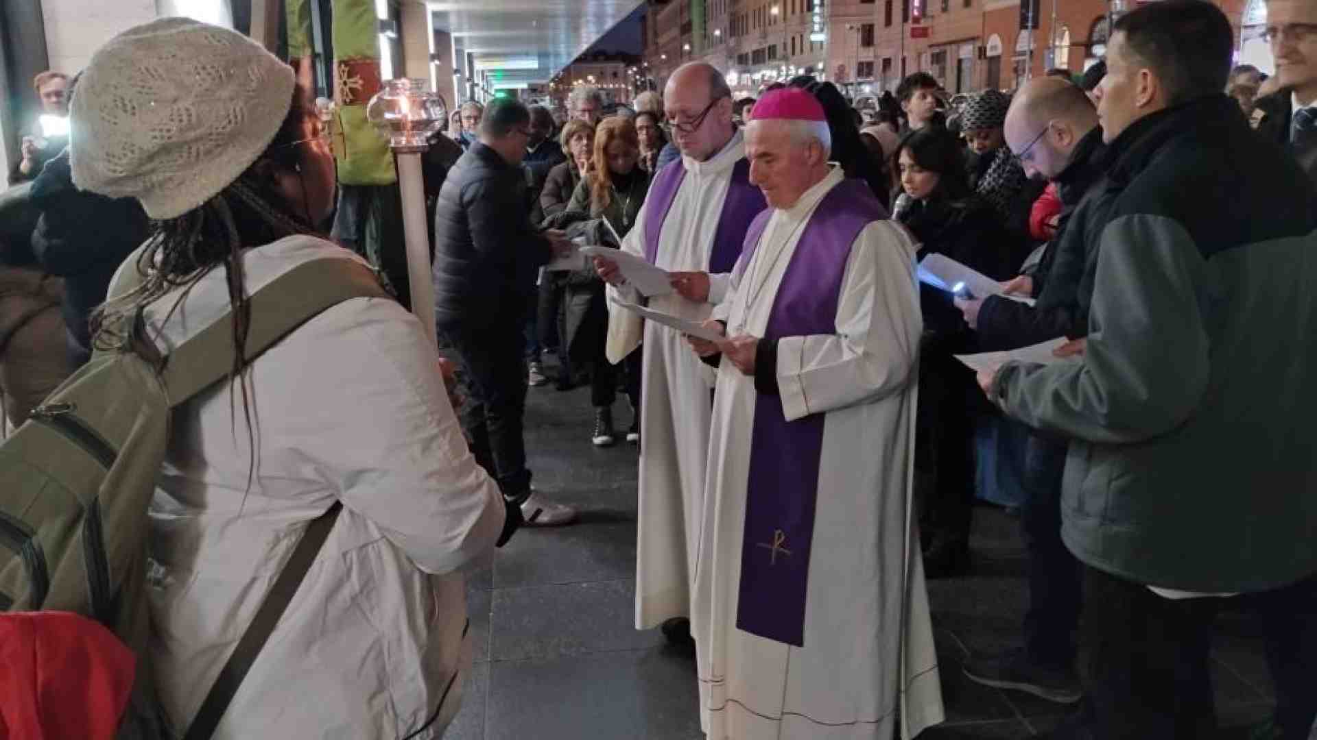 Immagine di La Via Crucis dei senza dimora davanti alla Stazione Termini