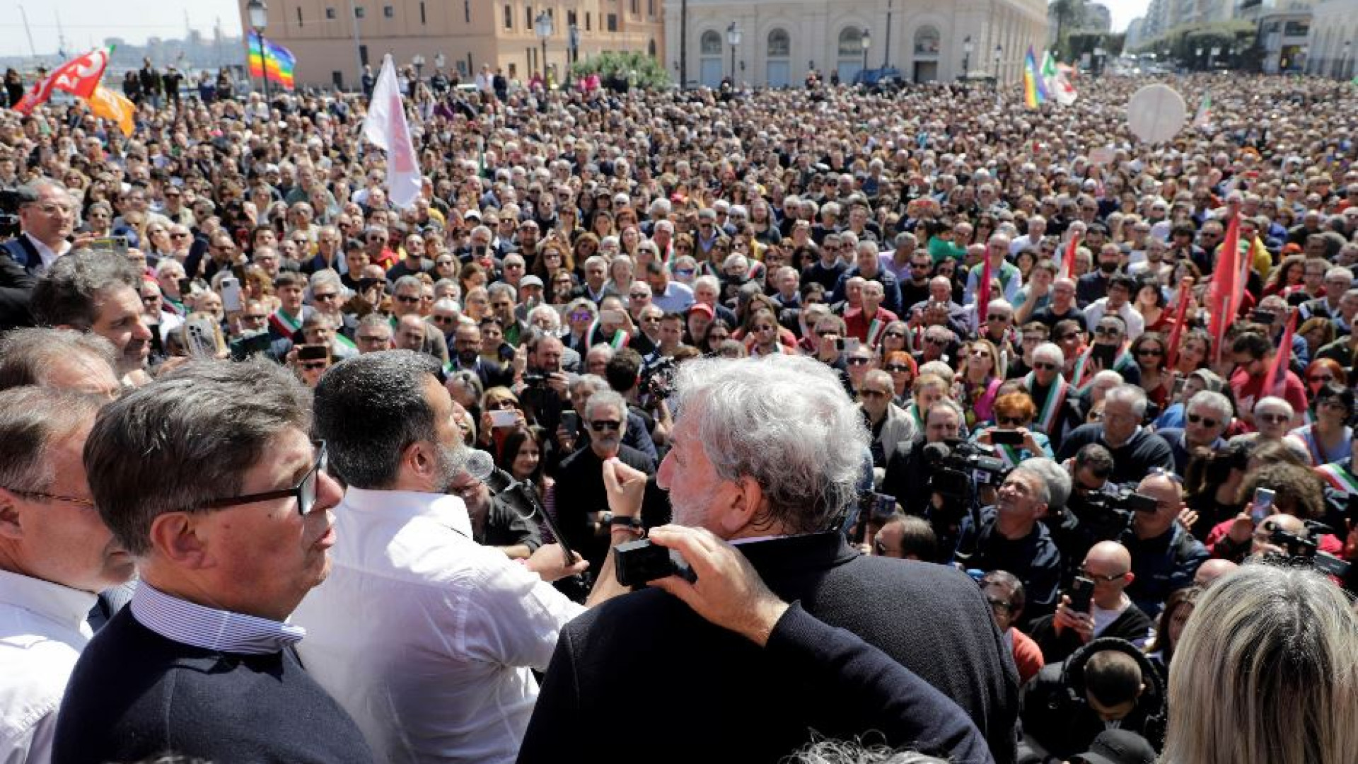 Immagine di «Giù le mani da Bari», in 10mila in piazza per il sindaco Decaro
