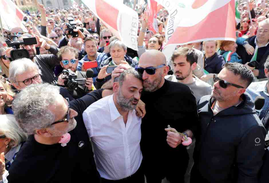 A Bari festa patronale pro Decaro tra Uomo Ragno, Canfora e insulti a destra e Piantedosi