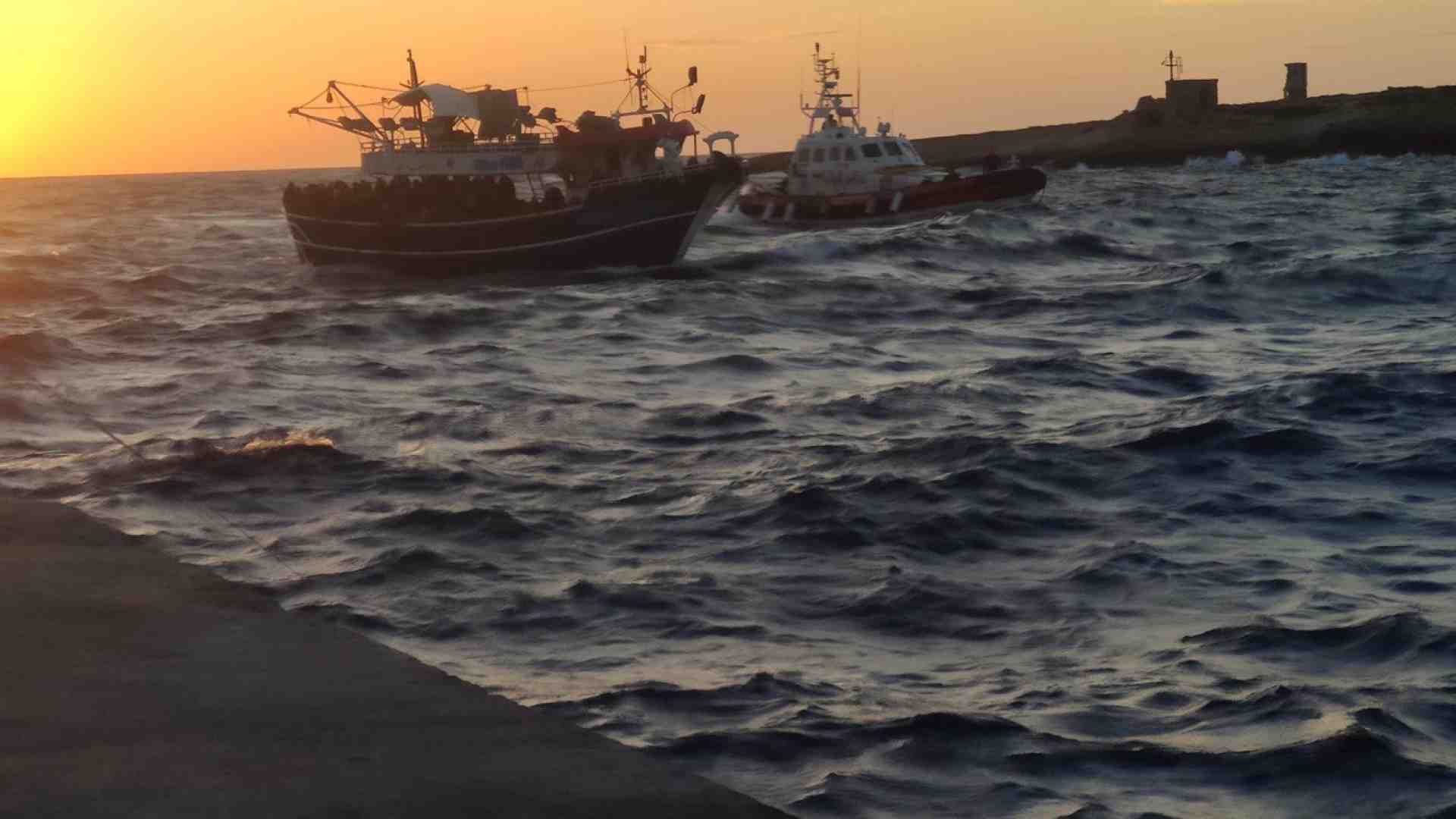 Immagine di Petroliera salva 139 migranti. Ma tre sono dispersi