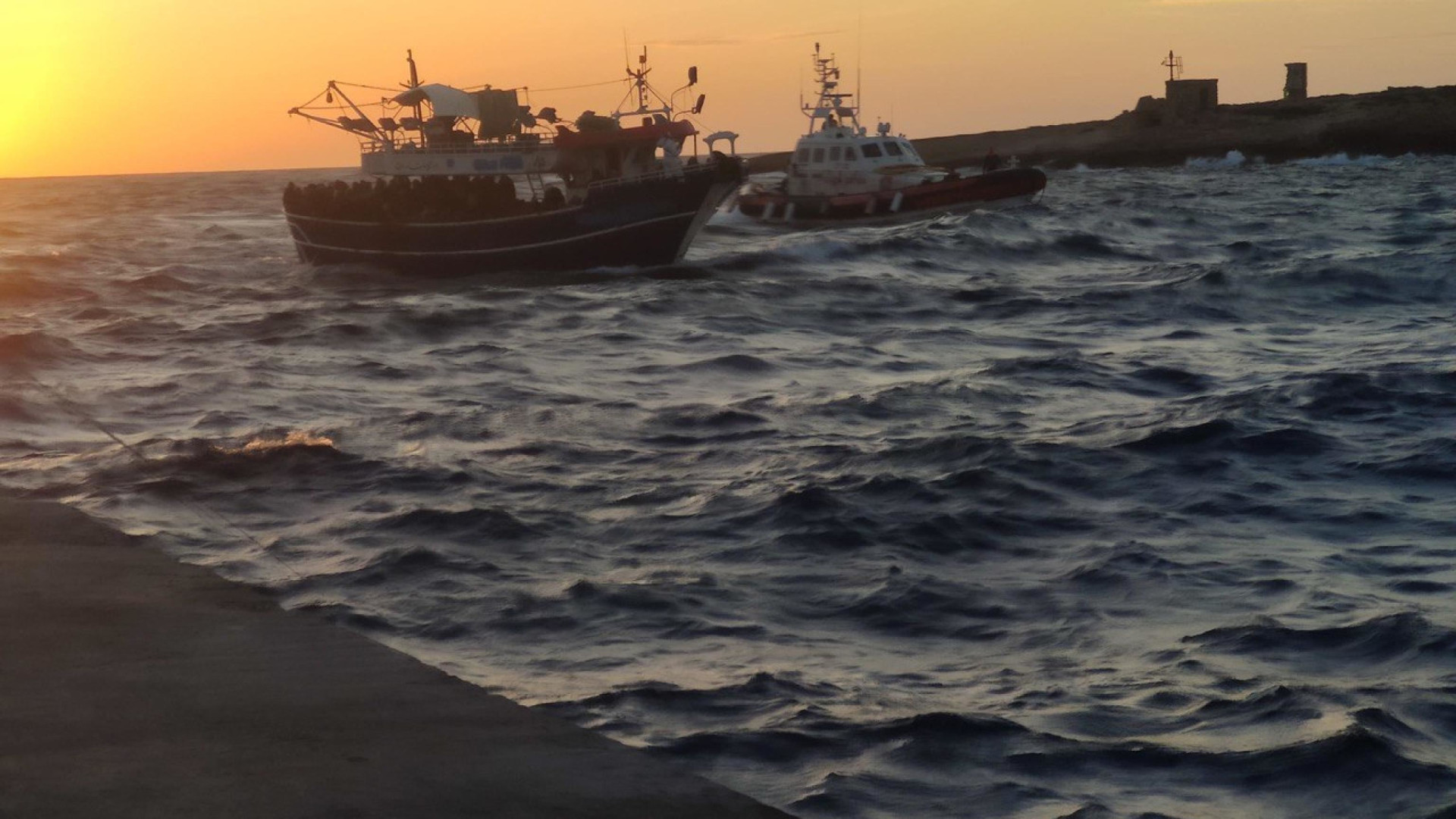 Immagine di Petroliera salva 139 migranti. Ma tre sono dispersi