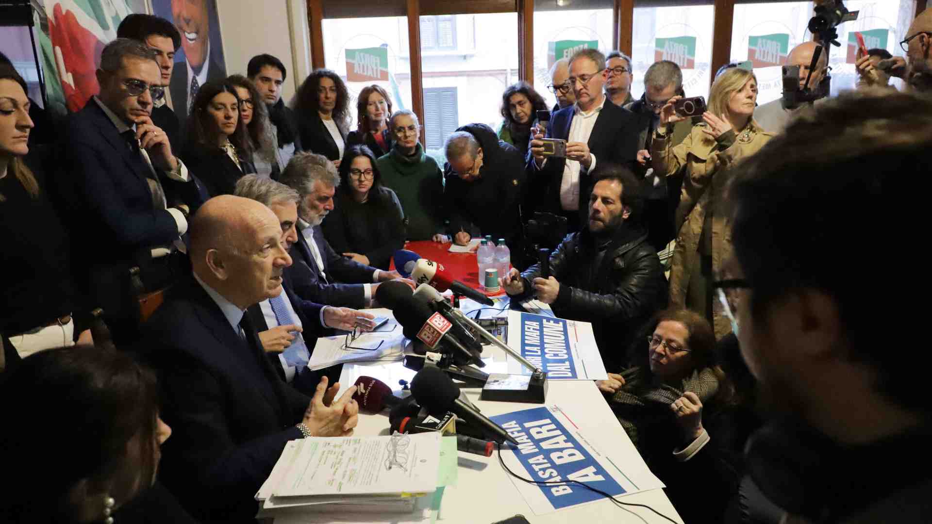 Immagine di Ora in Puglia la destra fa come Rep. con Berlusconi: ecco le 10 domande a Decaro
