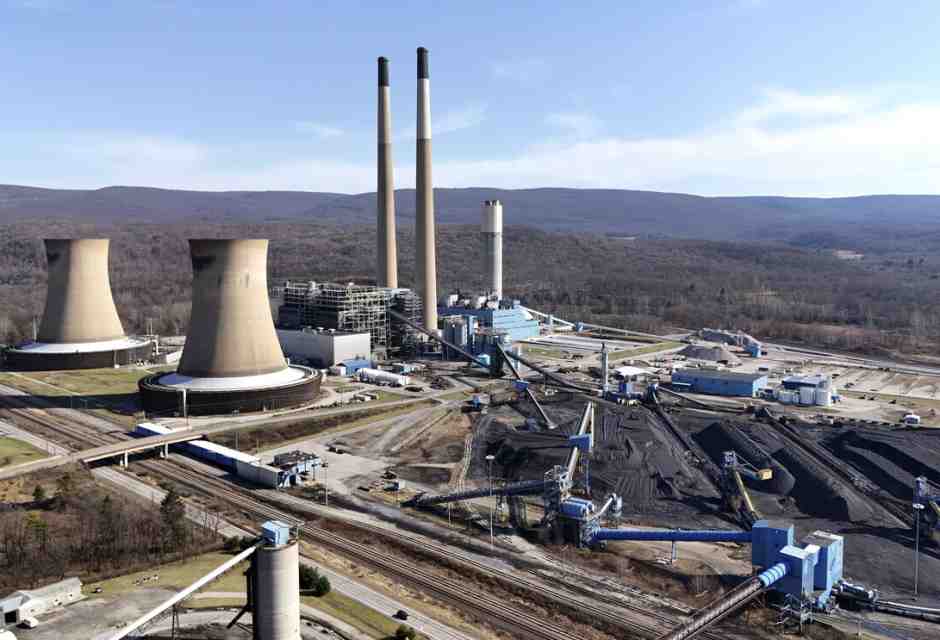 La centrale termoelettrica a carbone di New Florence, in Pennsylvania: sarà dismessa nel 2028 (foto LaPresse) <br />
