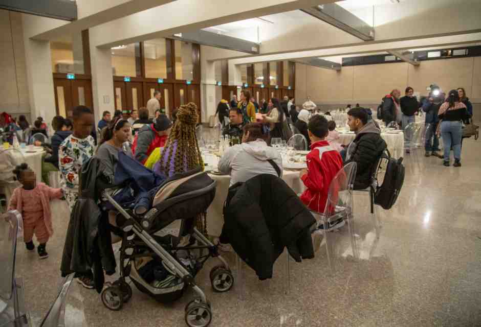 &nbsp;Il pranzo solidale organizzato da Caritas e Promo.Ter Unione nella sede di Confcommercio Milano. Foto LaPresse<br />