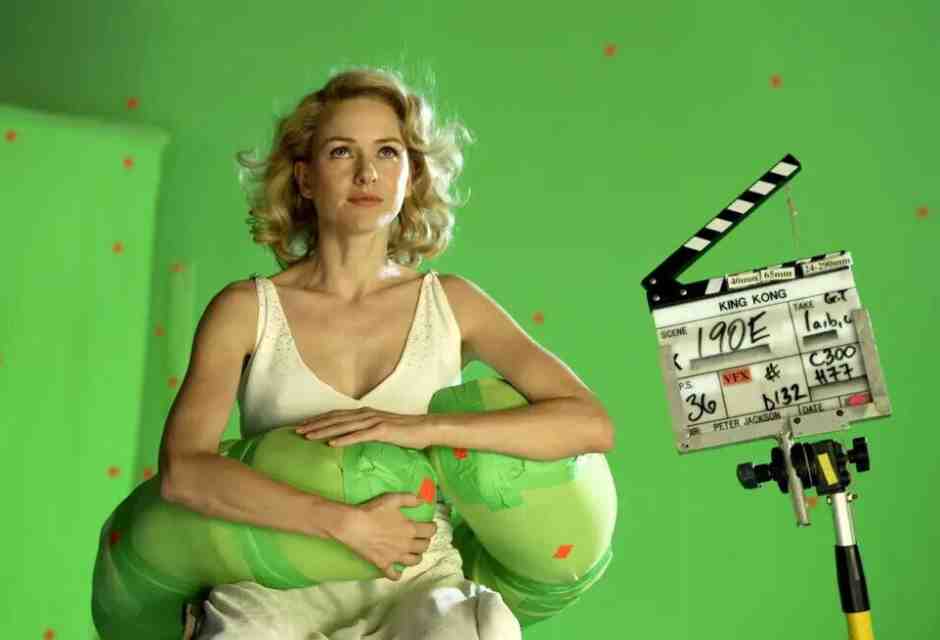Naomi Watts tra le &ldquo;grinfie&rdquo; del mostro in green screen, sul set di &ldquo;King Kong&rdquo; di Peter Jackson (Olycom)&nbsp;<br />