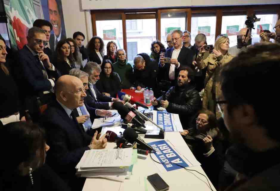 La conferenza stampa tenuta dal centrodestra a Bari il 22 marzo (foto Ansa)