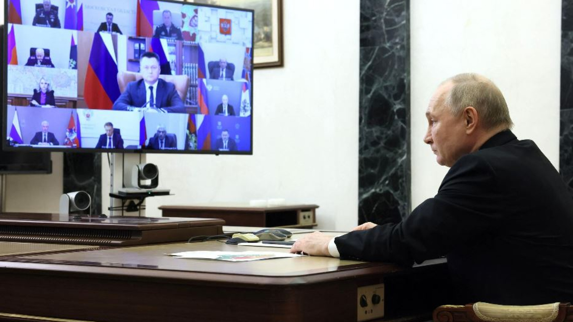 Immagine di Putin insiste: «I terroristi addestrati da Kiev». Accuse anche a Usa e Ue