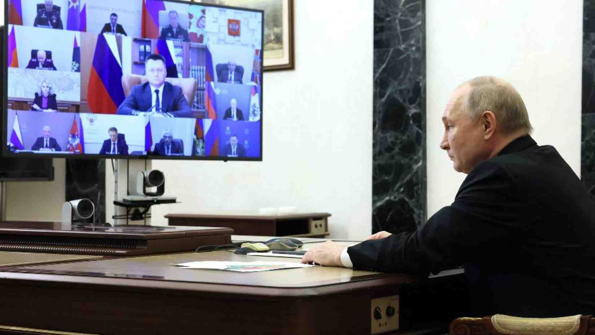 Immagine di Putin insiste: «I terroristi addestrati da Kiev». Accuse anche a Usa e Ue