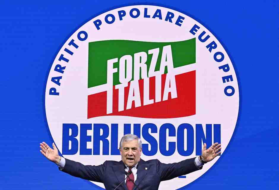 Antonio Tajani con dietro il simbolo di Forza Italia - foto Ansa
