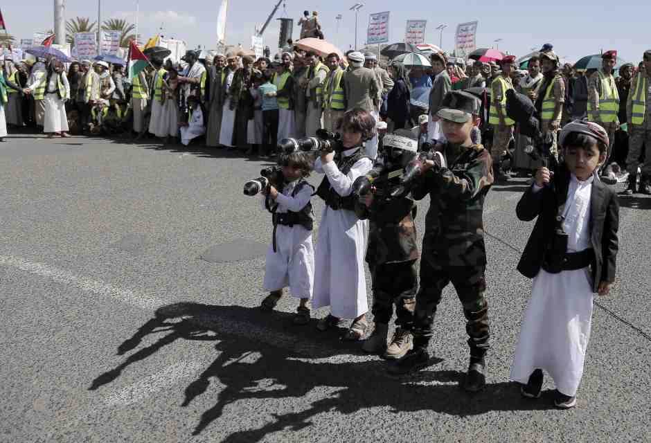 Dei bambini con armi finte durante una manifestazione in sostegno di Hamas a Sana's (foto Getty)