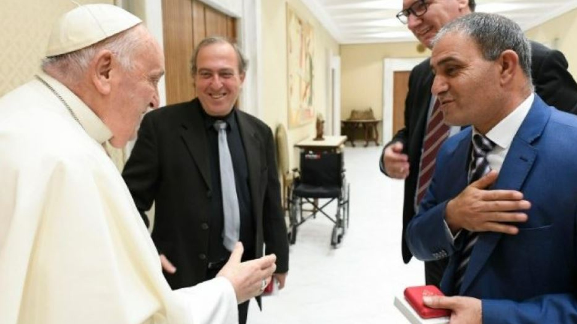 Immagine di Il Papa abbraccia i padri (arabo e israeliano) di due bimbe uccise in guerra