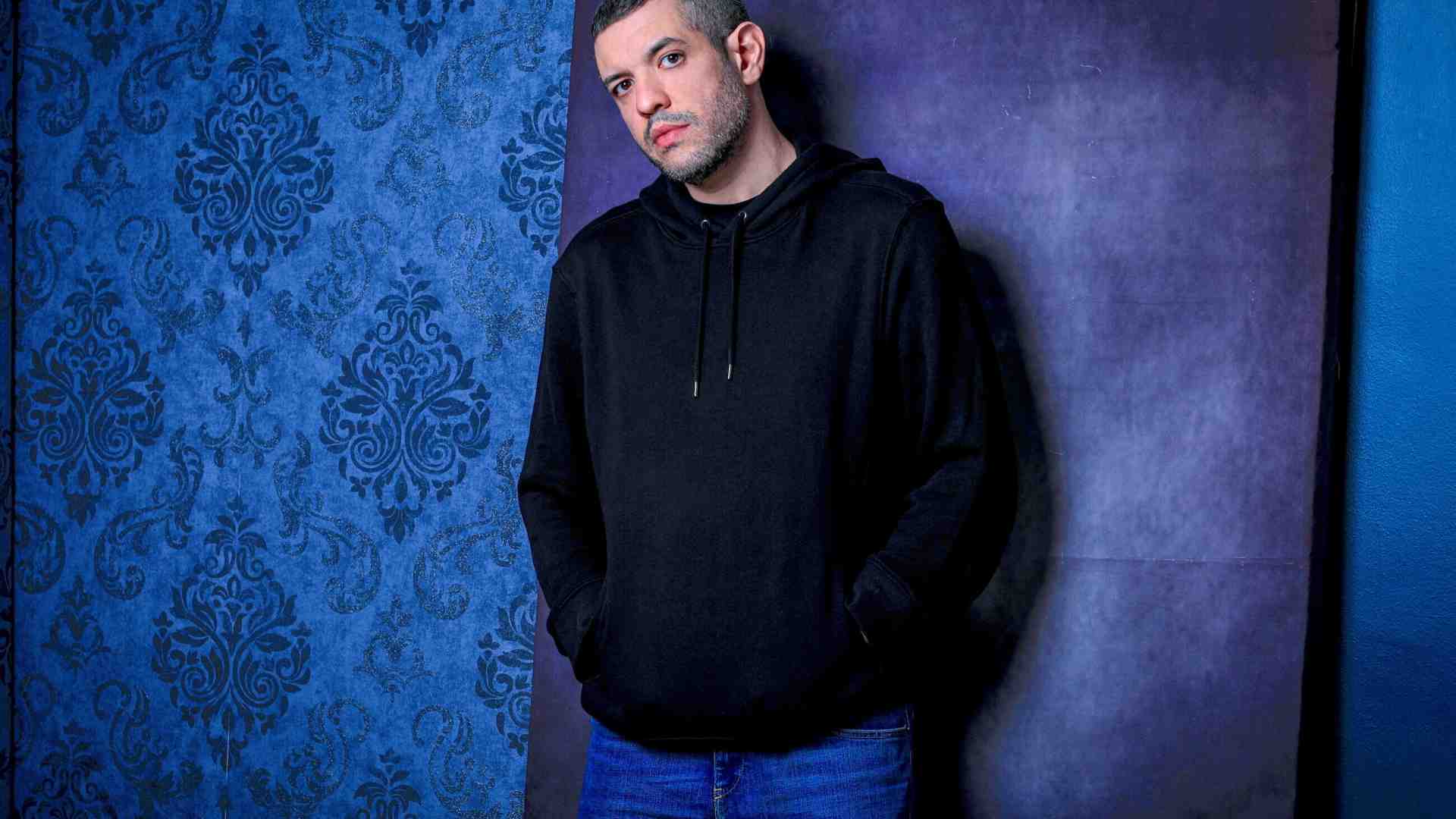 Immagine di Oggi un comico è al sicuro solo al teatro. Parla Francesco De Carlo