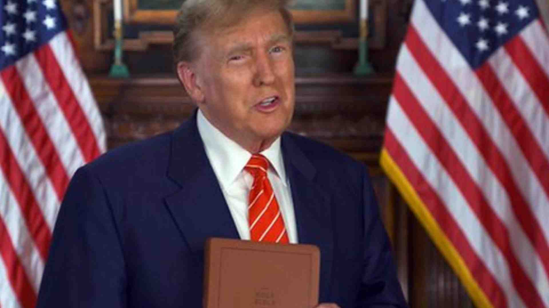 Immagine di Trump ora si mette a vendere Bibbie “patriottiche”