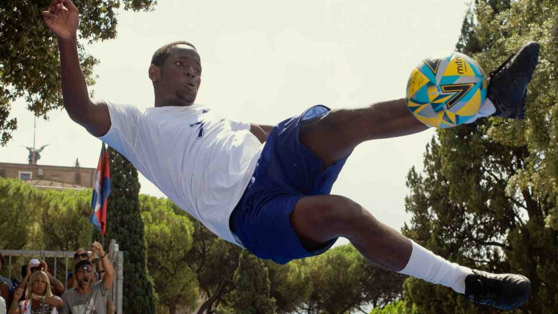 Immagine di Calciatori senzatetto, il gioco più bello tra fede e riscatto
