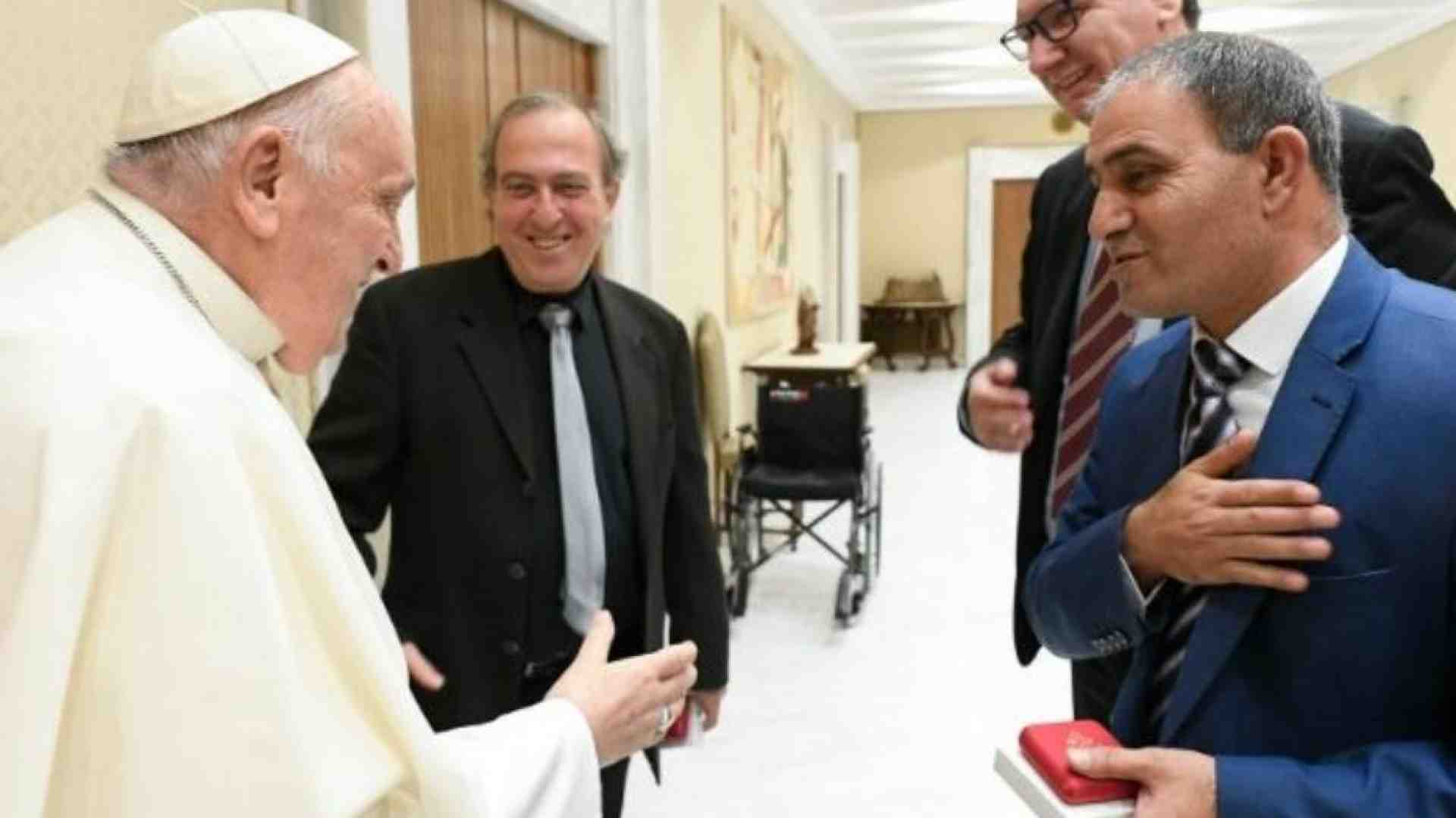 Immagine di Il Papa abbraccia i padri (arabo e israeliano) di due bimbe uccise in guerra