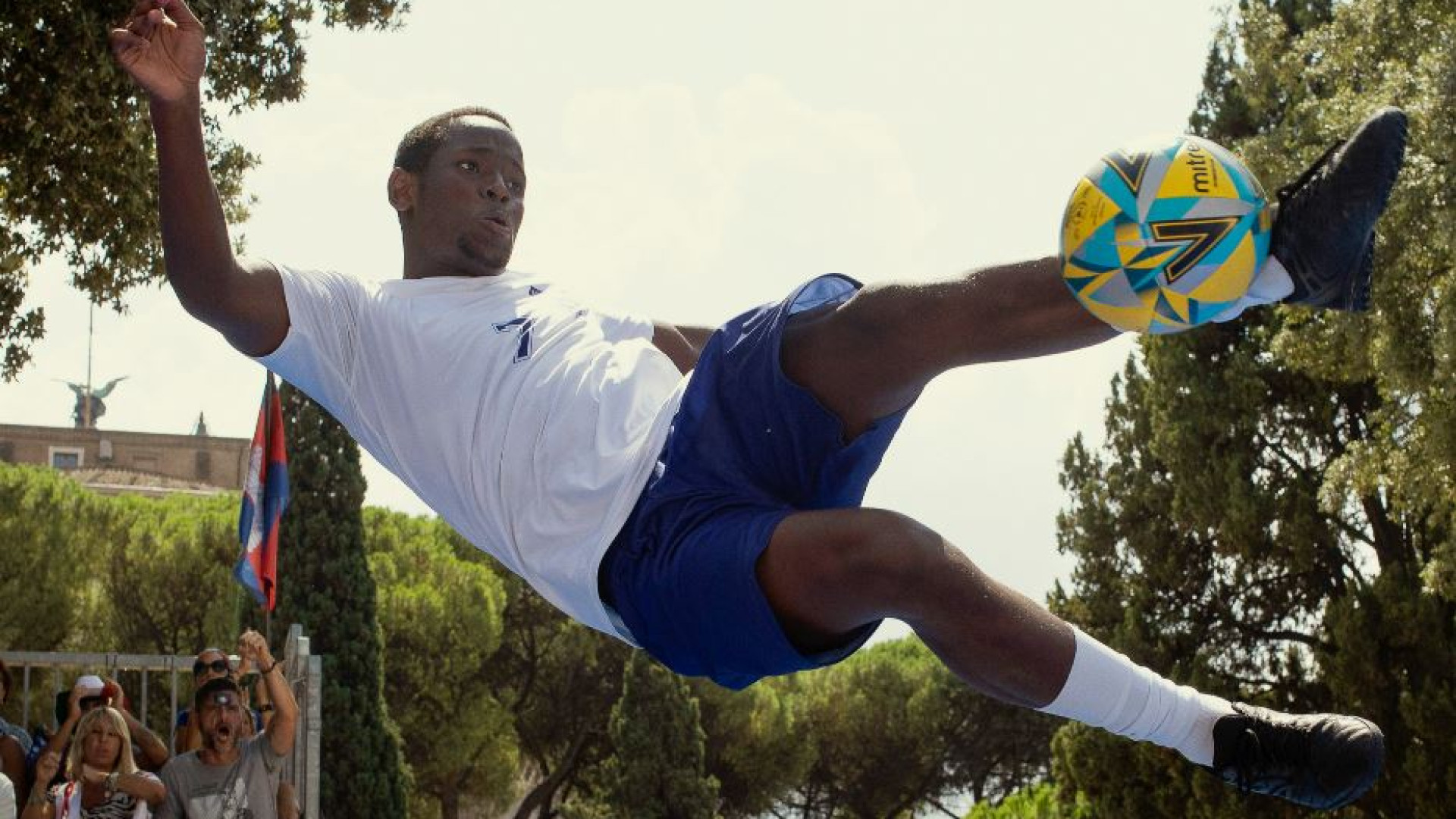 Immagine di Calciatori senzatetto, il gioco più bello tra fede e riscatto