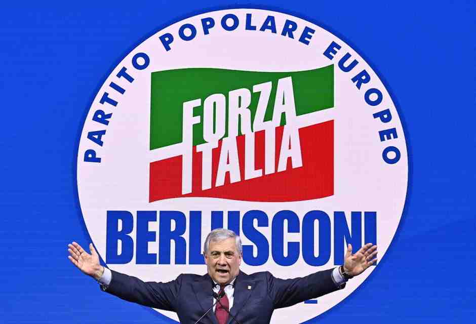 Antonio Tajani con dietro il simbolo di Forza Italia - foto Ansa