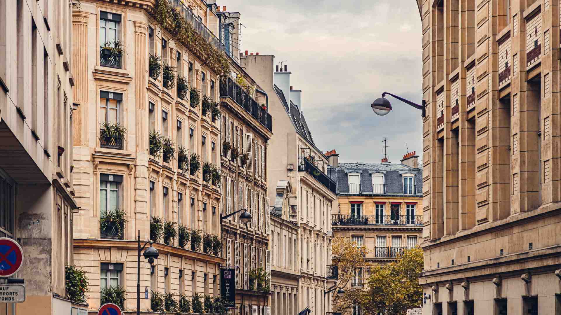 Immagine di A Parigi si dimette un preside dopo aver ricevuto minacce di morte: aveva chiesto di togliere il velo a scuola