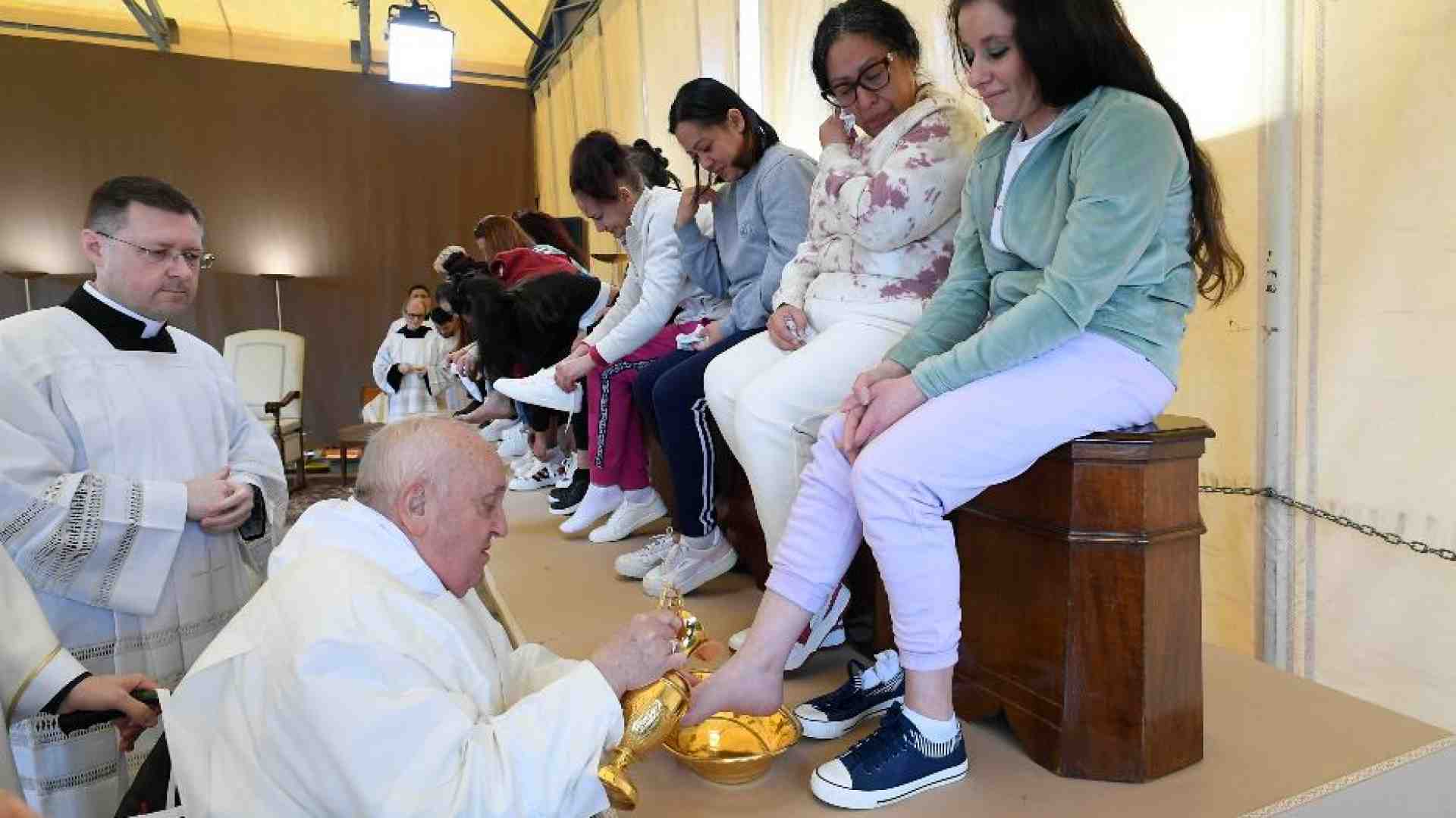 Immagine di Francesco tra le detenute di Rebibbia: tutti abbiamo bisogno di perdono
