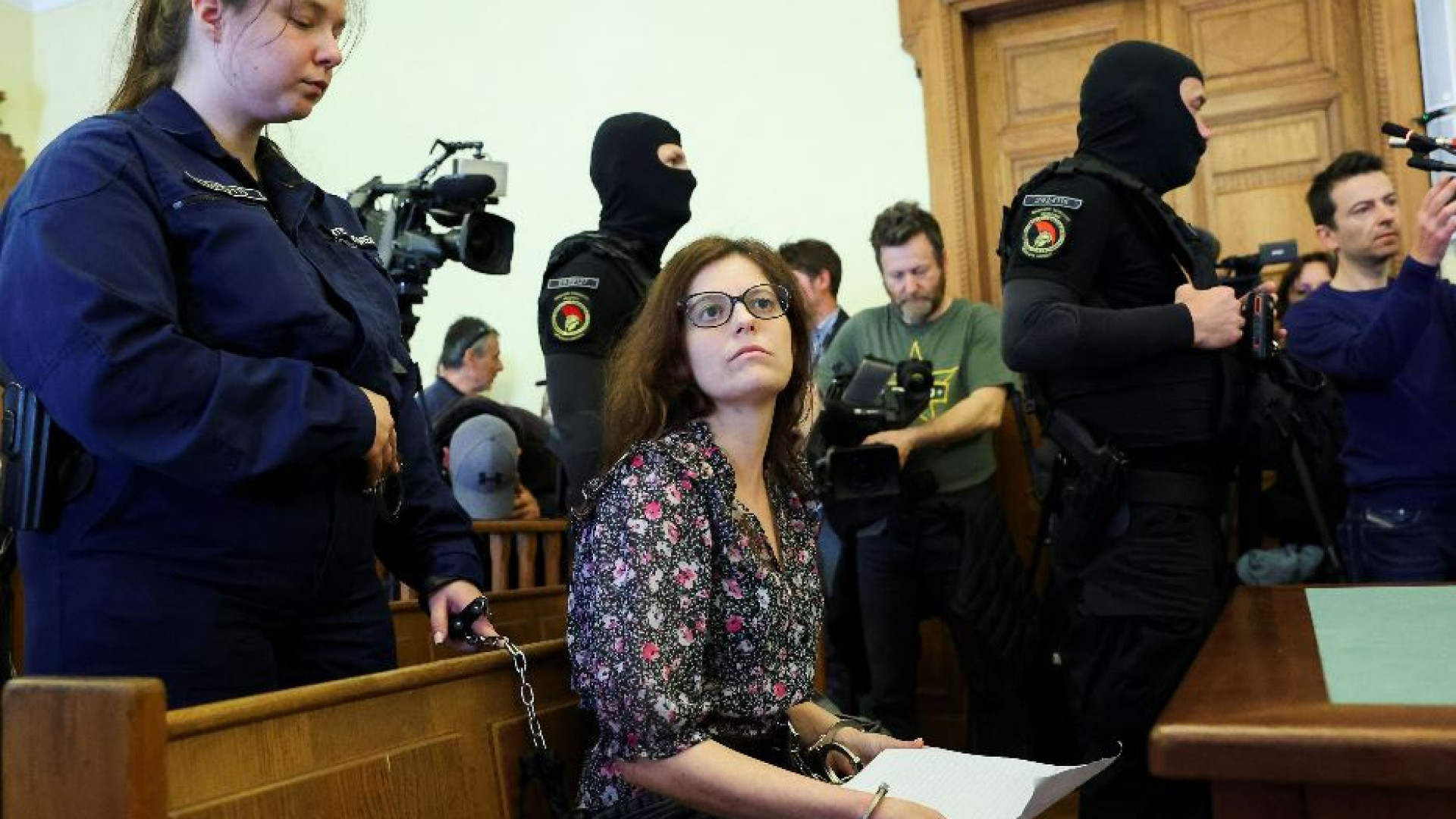 Immagine di Ilaria Salis resta ai domiciliari. In aula di nuovo con manette e catene