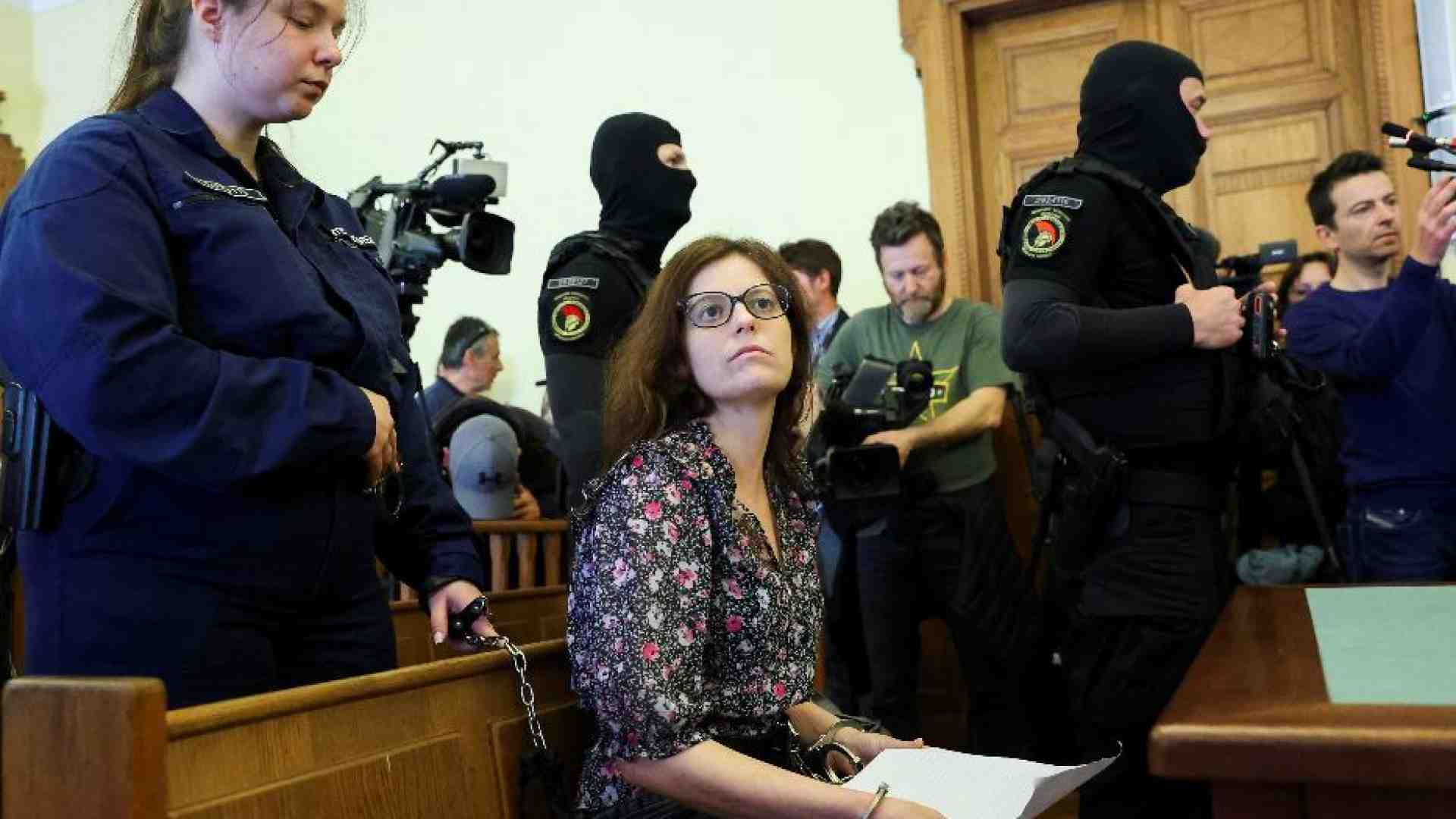 Immagine di Ilaria Salis resta ai domiciliari. In aula di nuovo con manette e catene