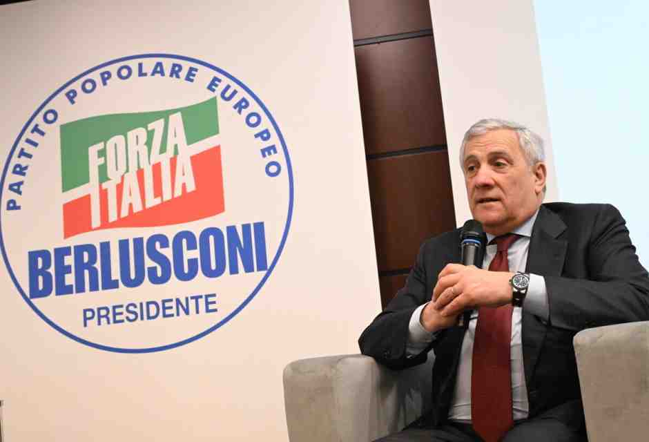 Antonio Tajani con dietro il logo di Forza Italia - foto Ansa