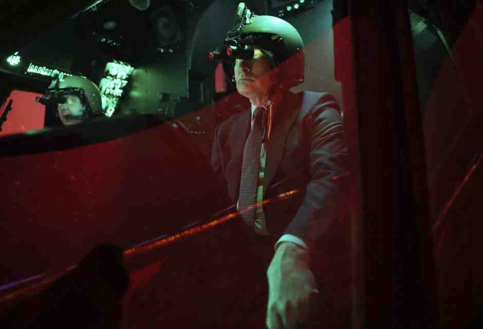 Il presidente russo Vladimir Putin nella cabina di un simulatore di volo (Mikhail Metzel, Sputnik, foto del Cremlino via AP)&nbsp;<br />