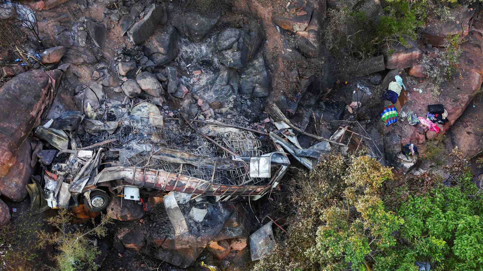 Immagine di Bus di pellegrini precipita in un burrone e va fuoco: 45 morti