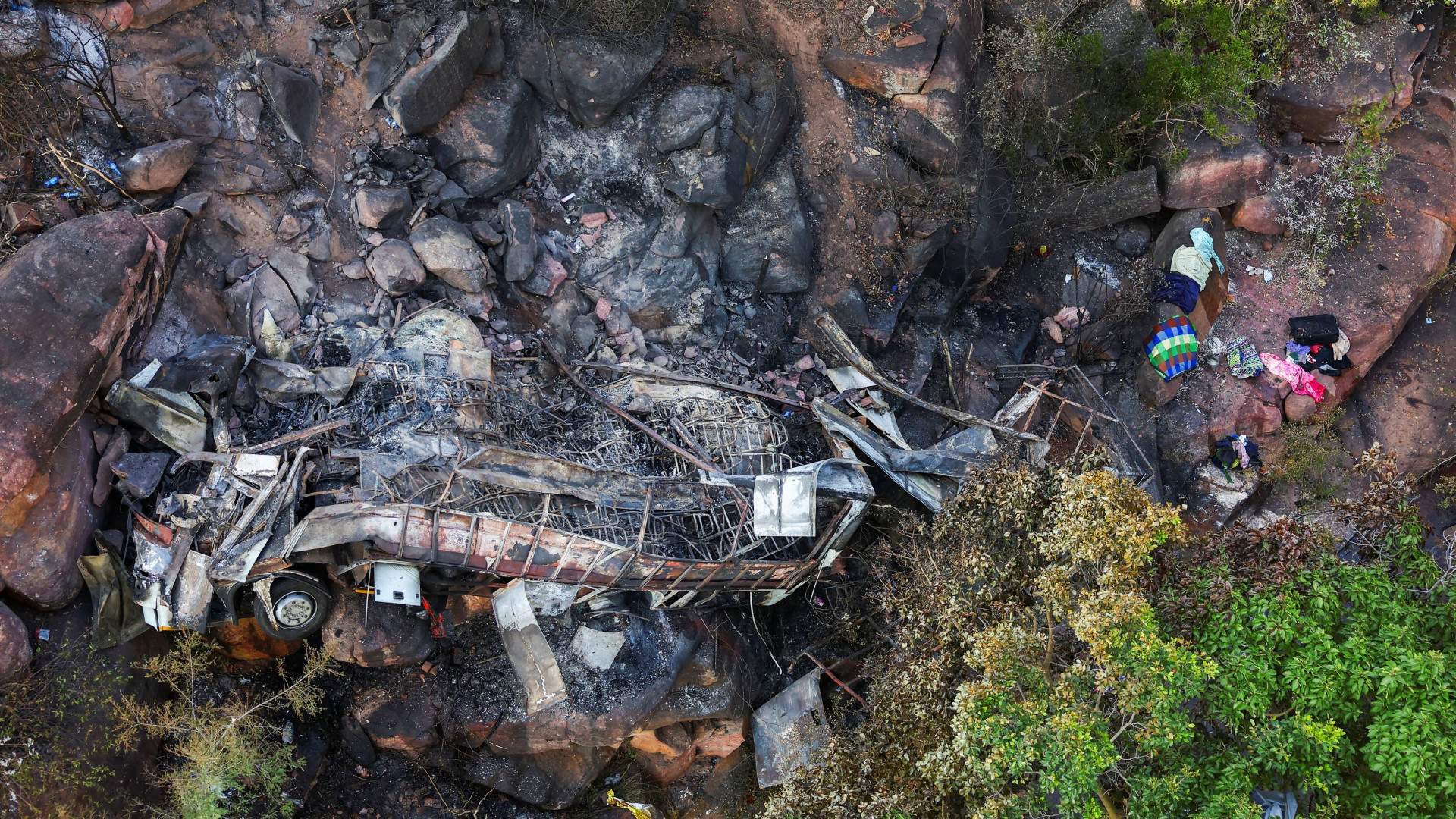 Immagine di Bus di pellegrini precipita in un burrone e va fuoco: 45 morti