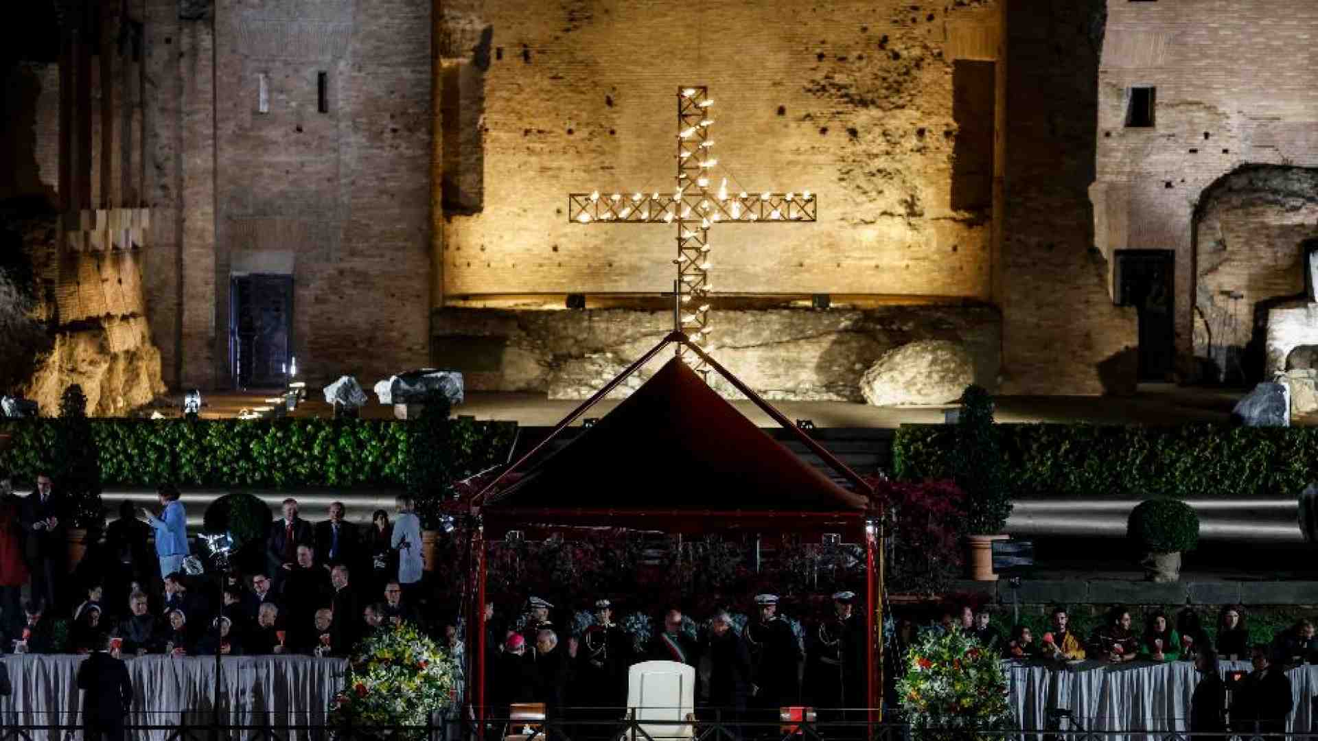 Immagine di La Via Crucis senza il Papa al Colosseo: «Cristo negli umiliati»