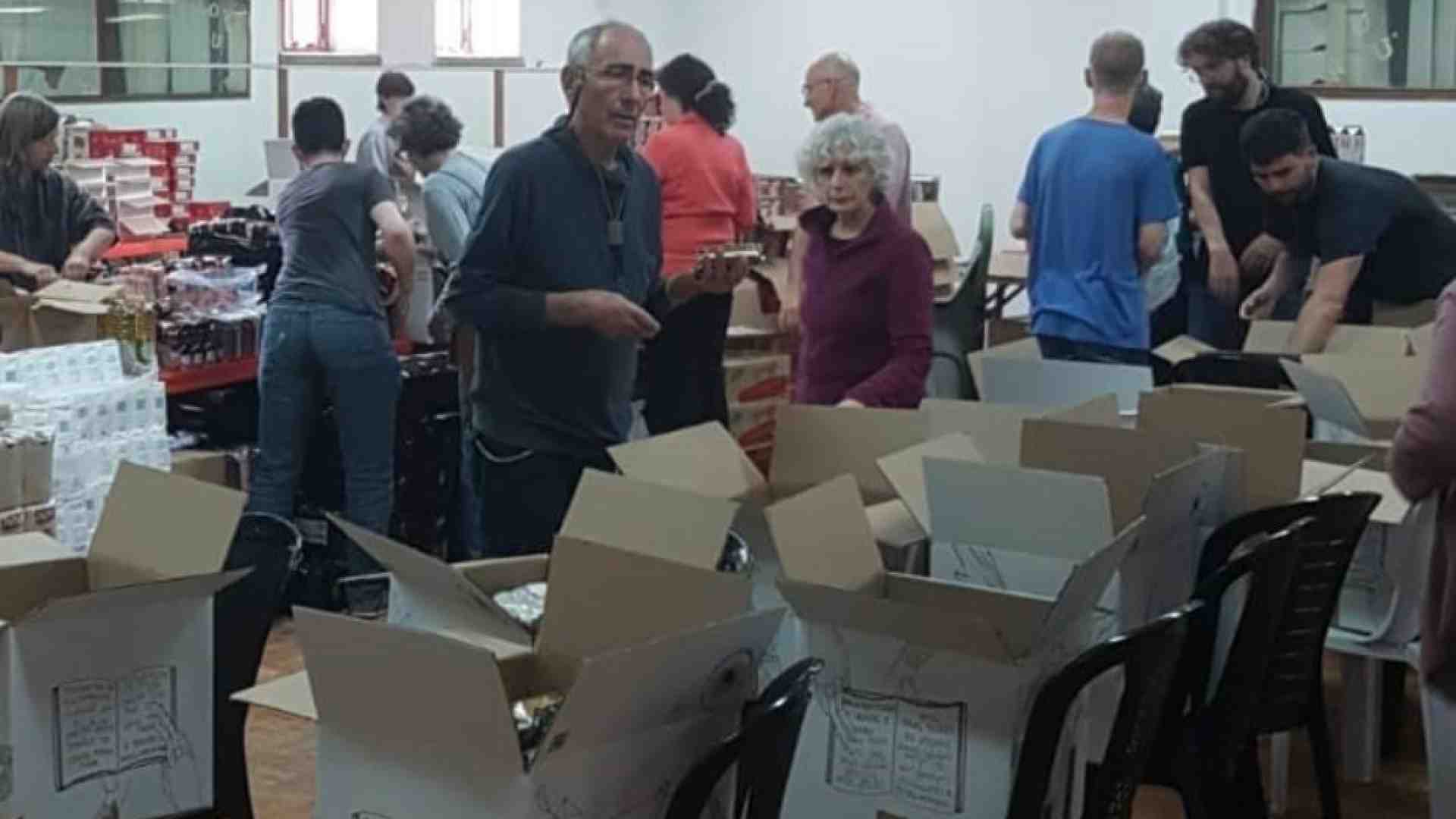 Immagine di Pacifisti e rabbini israeliani sfamano i palestinesi