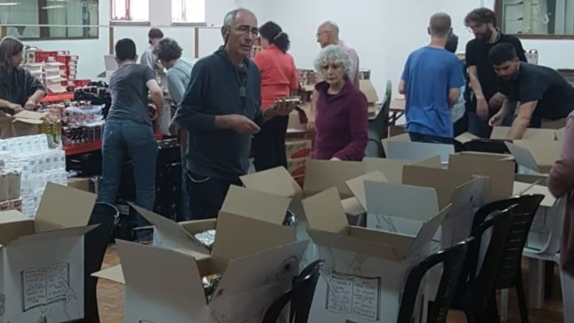 Immagine di Pacifisti e rabbini israeliani sfamano i palestinesi