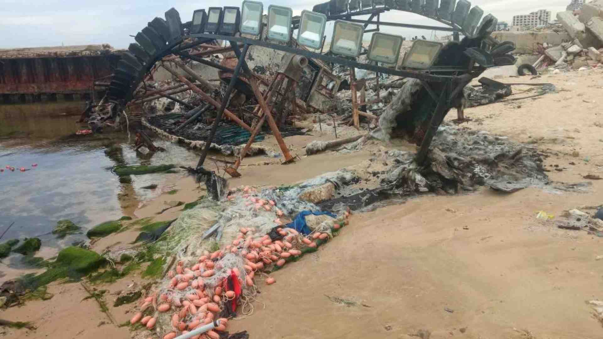 Immagine di Nel cimitero delle barche distrutte: «La nostra condanna è già scritta»