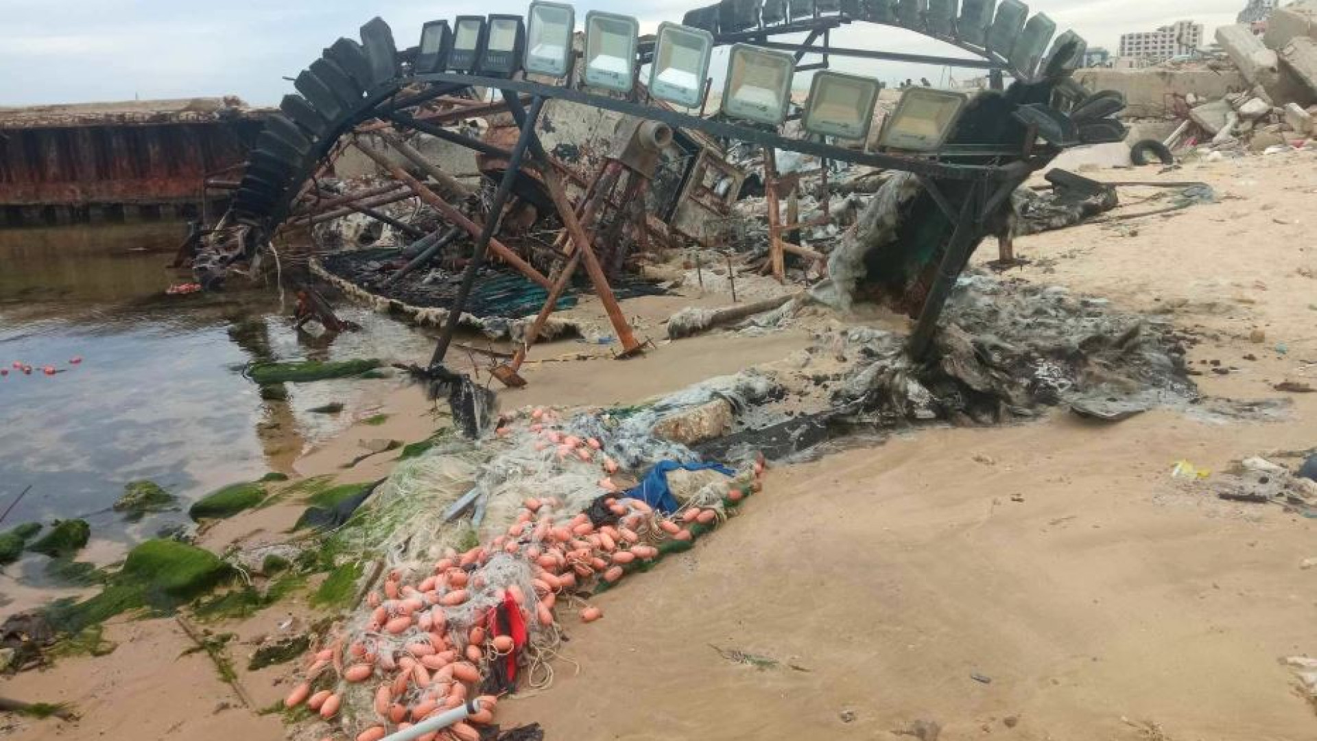 Immagine di Nel cimitero delle barche distrutte: «La nostra condanna è già scritta»