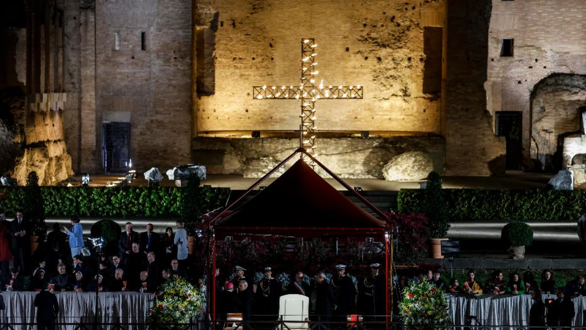 Immagine di La Via Crucis senza il Papa al Colosseo: «Cristo negli umiliati»