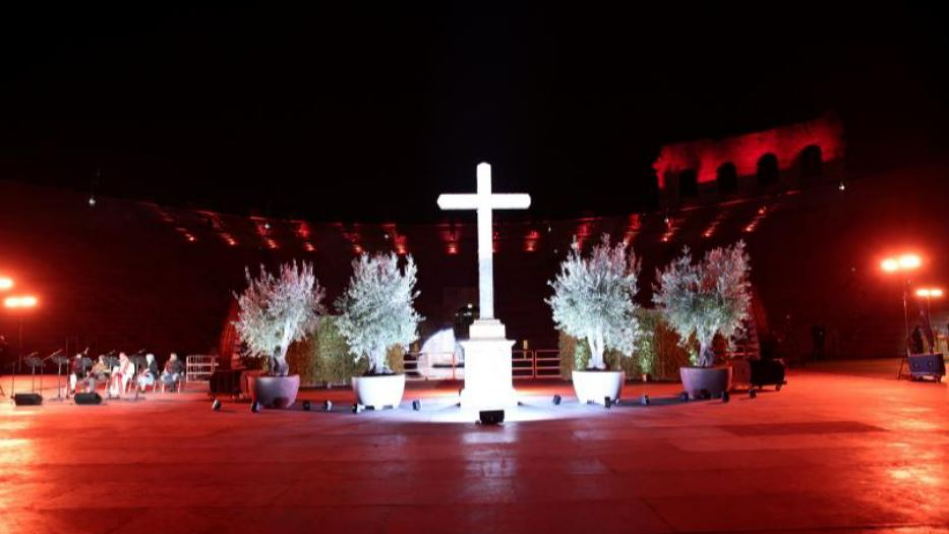 Immagine di Verona, la Via Crucis nell’Arena. Giustizia e Pace accanto a Gesù