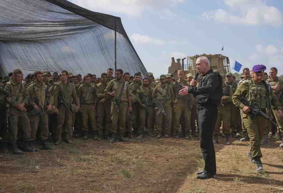 Il ministro della Difesa israeliano Yoav Gallant parla con i soldati israeliani (LaPresse)&nbsp;<br />