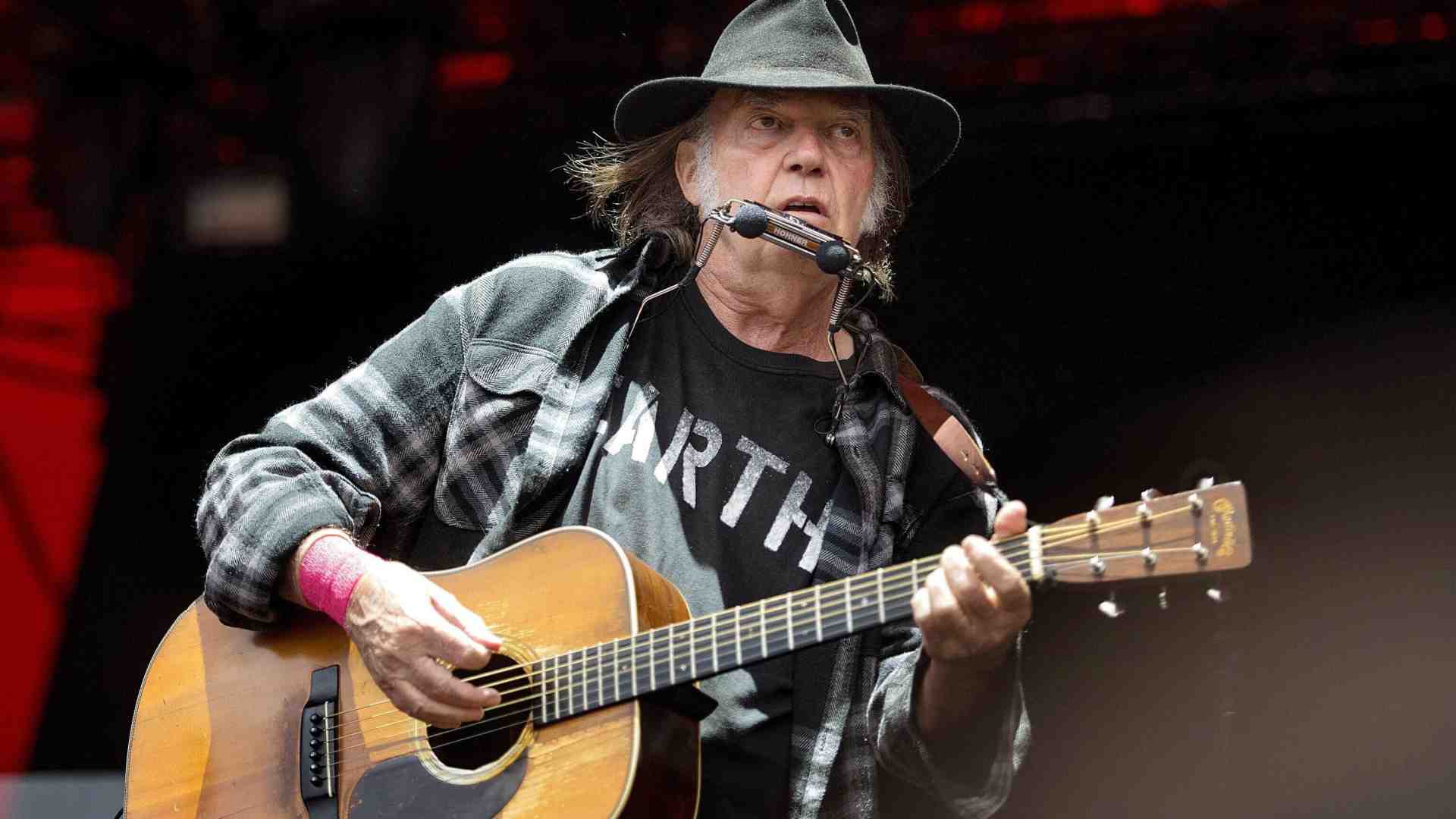 Immagine di Pace fatta tra Spotify e Neil Young dopo il caso Rogan. E adesso un nuovo album