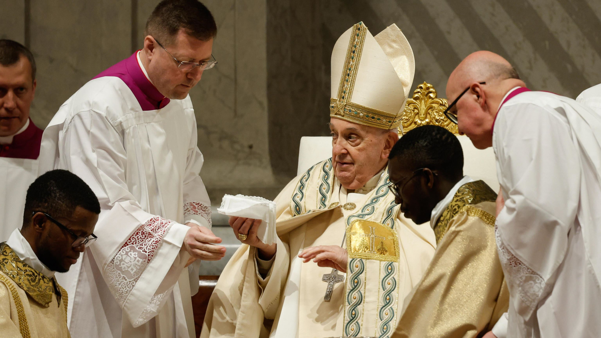 Immagine di Il Papa: «Gesù Risorto rimuove i macigni della morte»