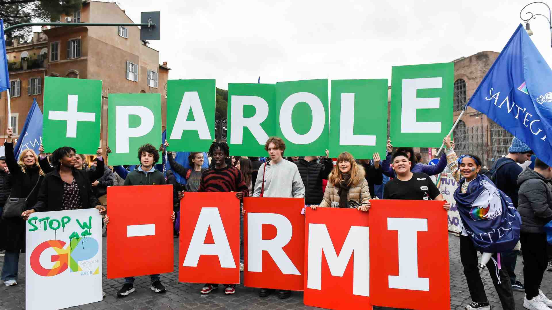 Immagine di Bandiere bianche di pace e corpi civili. «Si apra il negoziato»