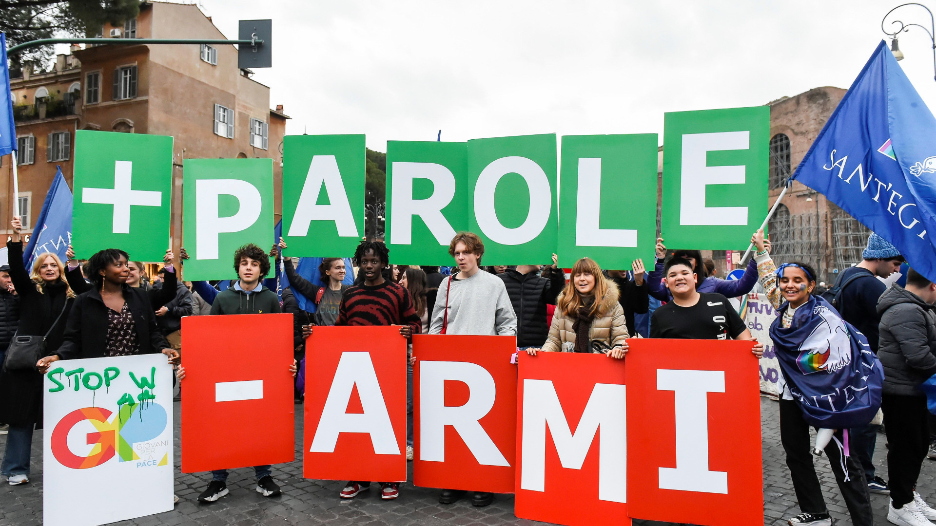 Immagine di Bandiere bianche di pace e corpi civili. «Si apra il negoziato»