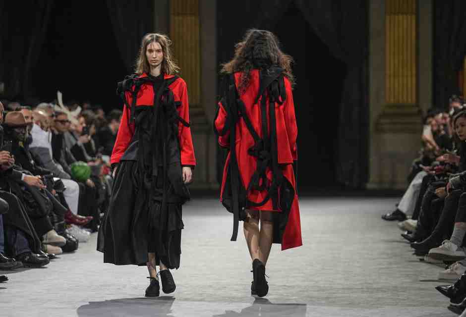 La collezione autunno/inverno 2023-24 di Yohji Yamamoto (foto LaPresse)&nbsp;<br />