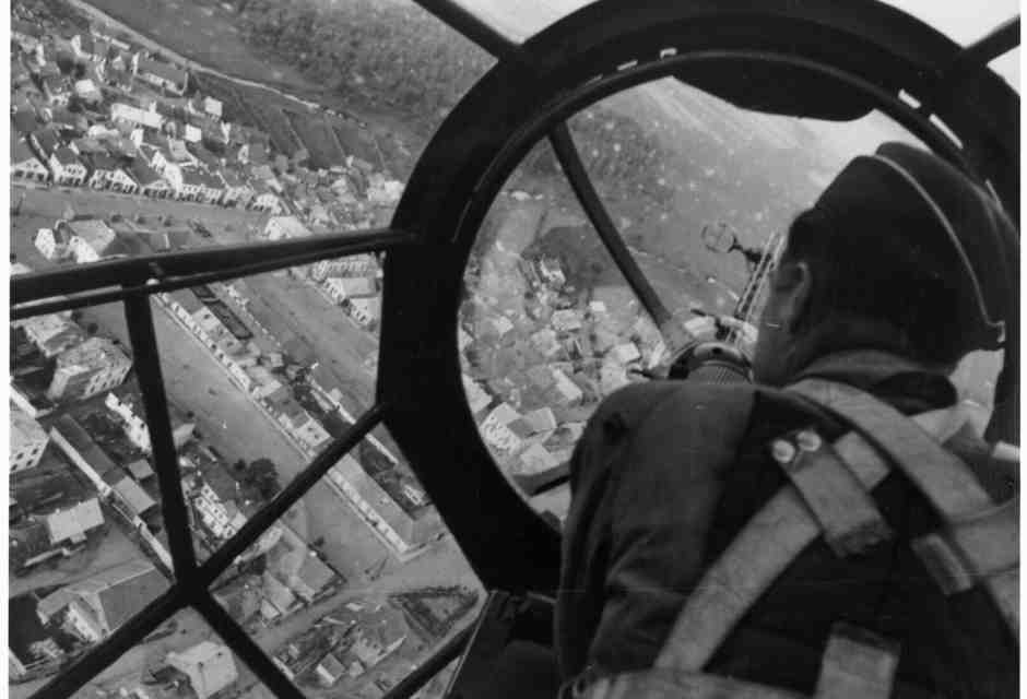 Un pilota vola sopra a una citt&agrave; polacca durante l'invasione della Polonia del 1939 - foto via Getty Images